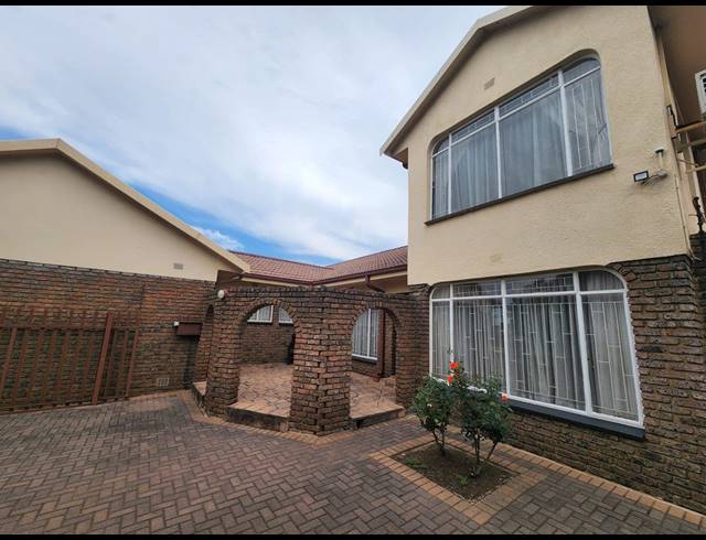 4 BEDROOM HOUSE SOLD IN VANDERBIJLPARK SE 6